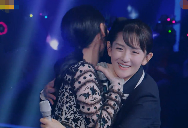 原唱张柏芝现身,谁注意谢娜的反应?网友:幸福来的太突然