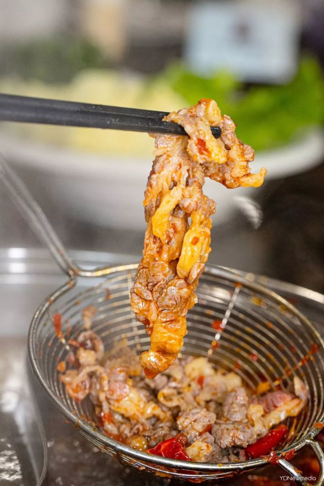 薄切的牛腹部夹层肉,带着厚厚一层皮下脂肪, 肥瘦比例刚好,也是八合里