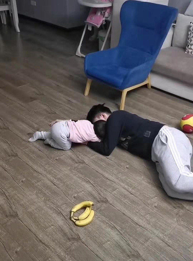 爸爸妈妈分别假装晕倒,女儿区别对待