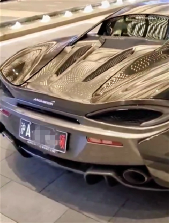 拥有"不限行"特权的迈凯伦,沪a牌,车牌白字黑底,牌尾配红字