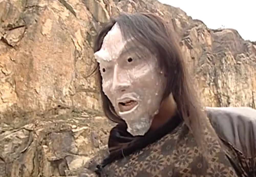 半天月:《雪花女神龙》中的反派,他总是像京剧的脸谱一样戴着面具