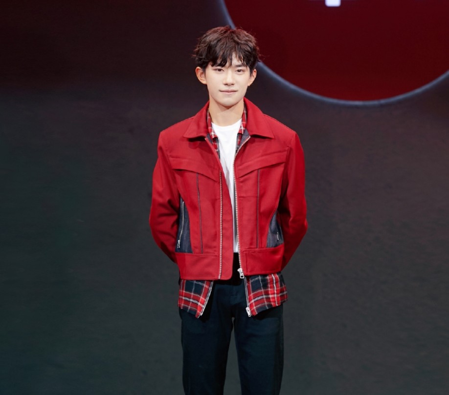 她是易烊千玺最好的异性朋友,两人从小青梅竹马,千玺直言很喜欢她