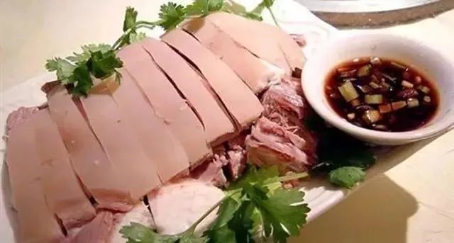 在东阳,千祥羊肉和上卢羊肉都久负盛名,选择全凭个人喜好.