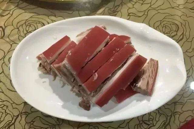 在东阳,千祥羊肉和上卢羊肉都久负盛名,选择全凭个人喜好.