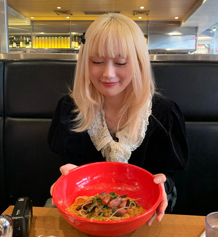 黑尾酱与好姐妹合影,看到两人的正面照,说是双胞胎我都信