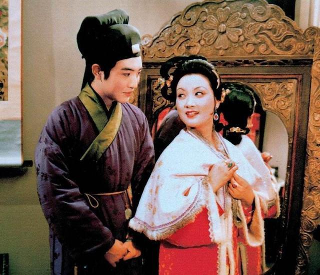 对于自己的丈夫贾琏,王熙凤对他的爱是十足的,也是嫉妒的,她很难让