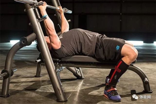 平板杠铃卧推需要注意的20个要点