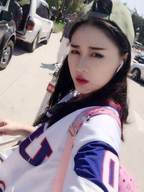她是《变形记》叛逆女孩杨馥宇,看到她的双腿时,网友此时坐不住了