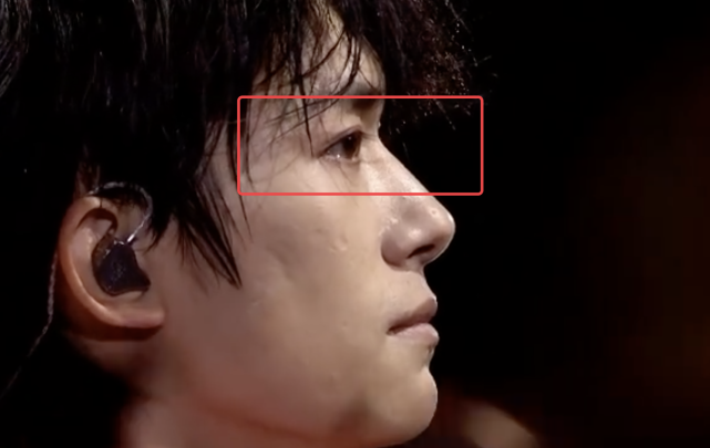 易烊千玺含泪结束演唱会屏幕上播放的画面也很浪漫是他偷拍的