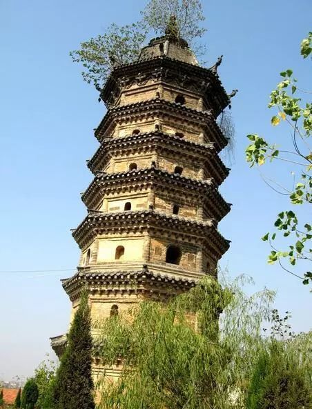 3,雙城塔:又名大聖寺塔,地藏王塔,位於紅安縣七里坪鎮周家墩村.