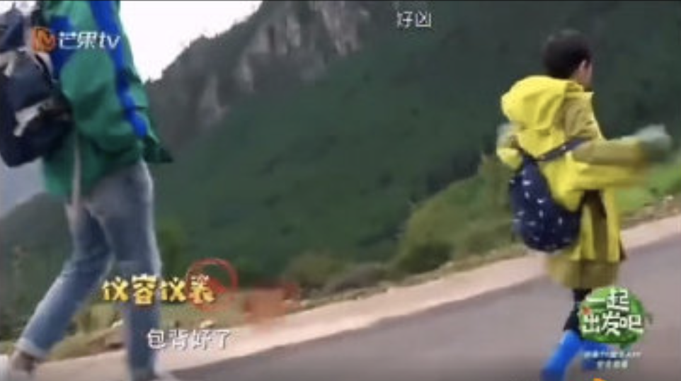 《爸爸去哪儿6》杨烁军训式教育儿子惹争议，被网友骂像神经病！（组图） - 2