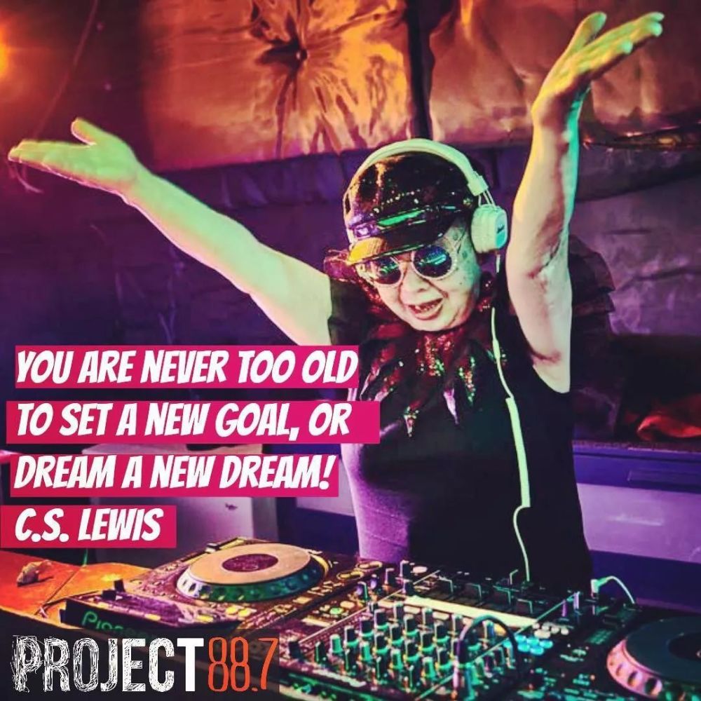 只见表演台上的她,一边扭动身体打碟,一边动情地享受着音乐.