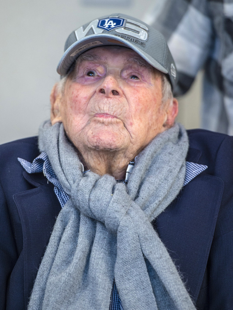 美国最长寿老人过111岁生日,全镇居民送来祝福,场面感人