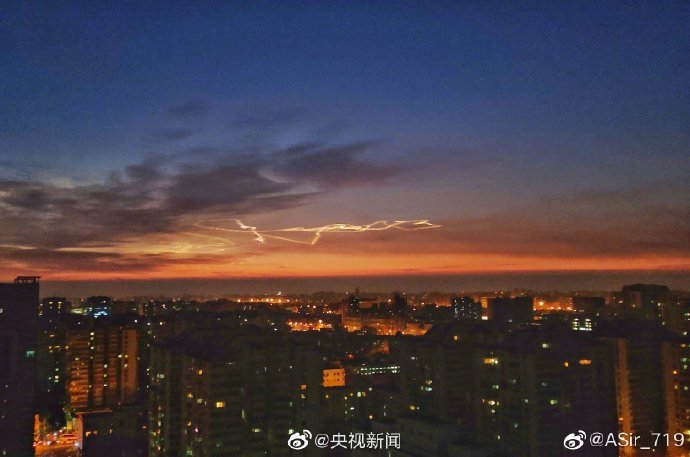 北京清晨天空现“火箭云”