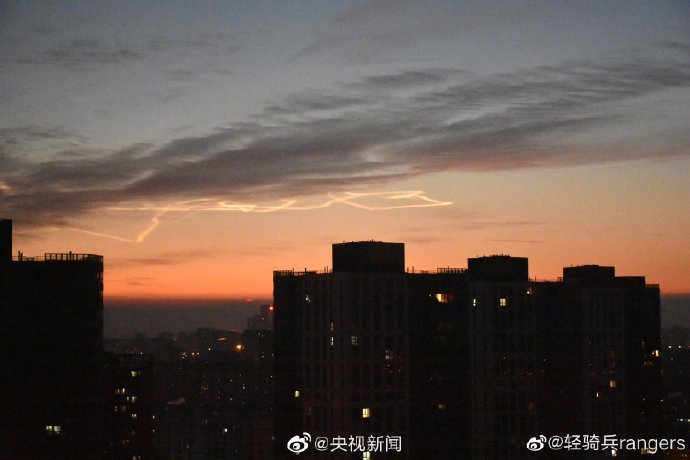 北京清晨天空现“火箭云”