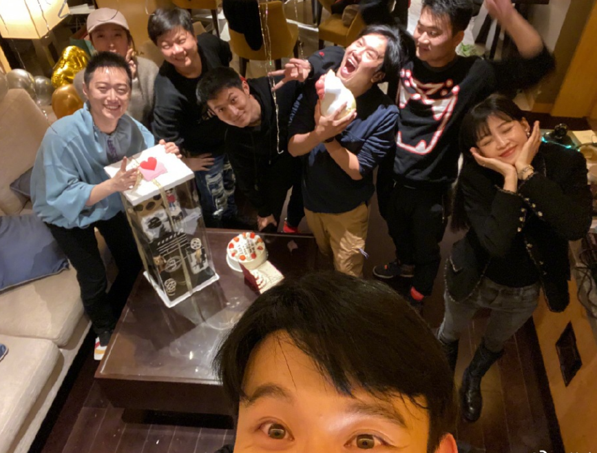 有种"炫富"叫董子健过生日,看清他面前几个蛋糕,原谅我没见过世面