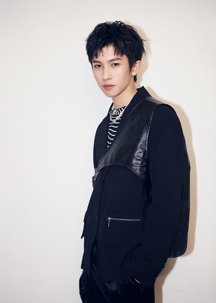 由金牌制作人颜小健打造的成年主题曲一经上线就获得了粉丝的极大好评