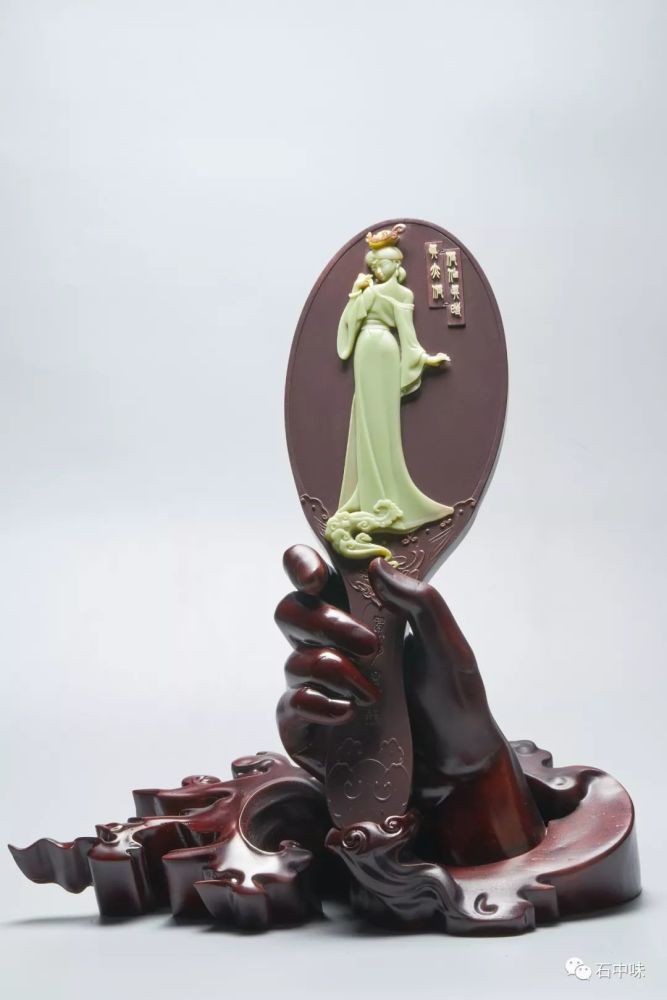 两位镇平美女玉雕师,为朱军,黄宏等名人创作12生肖守护神