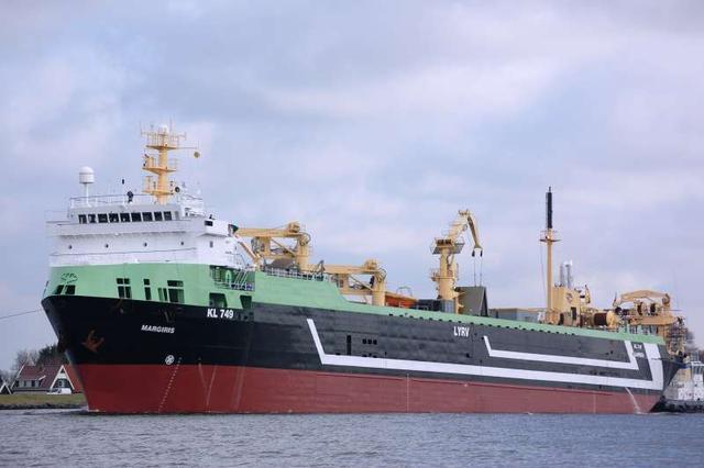 世界上最大的捕鱼船:一网能捕捞300吨的鱼!想想都觉得很震惊!