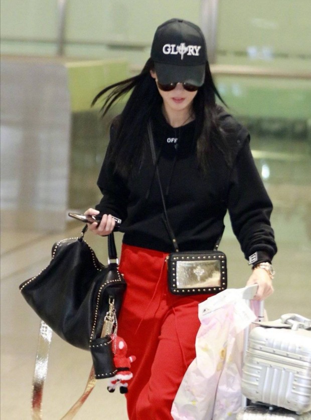 39岁张柏芝素颜出镜,"豆瓣裤" 匡威潮爆,哪像3个孩子妈?