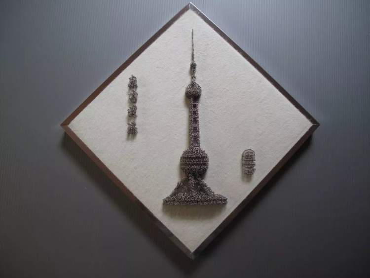 家住嘉定区真新街道的65岁爷叔史国宝对大头针作画情有独钟, 经过30多