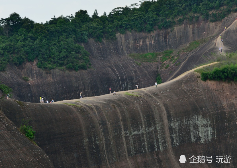 游客在网红景区不慎坠崖现场无任何防护措施网友明知危险还要去