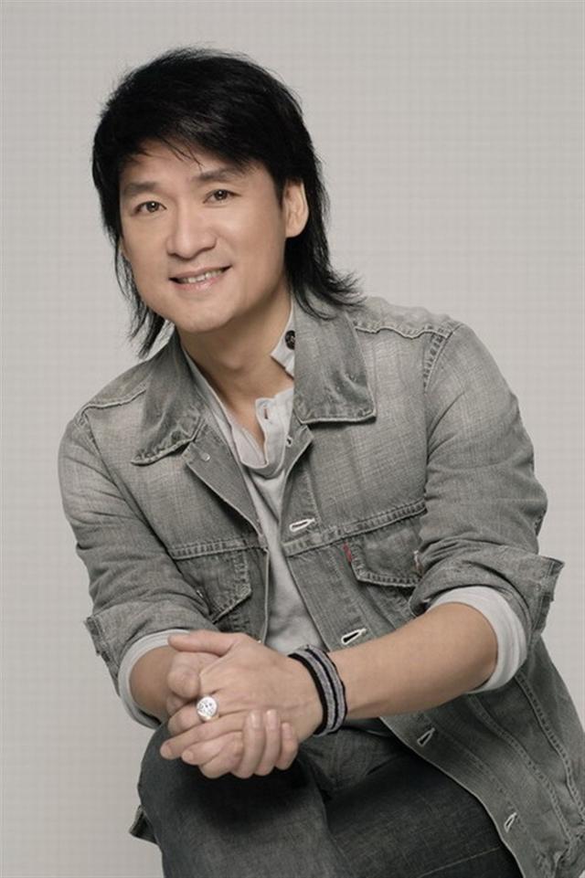 被称"歌坛常青树",与妻子同年同月同日生,一见钟情相守34年