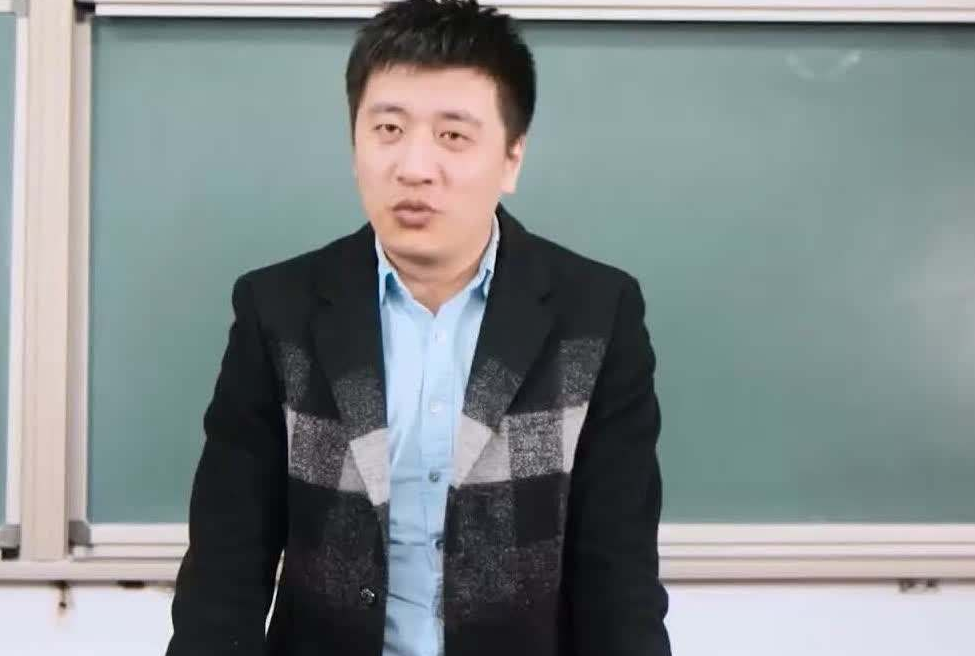 许多大学生都选择继续读书,考研究生,那么考研名师张雪峰,曾被学生"