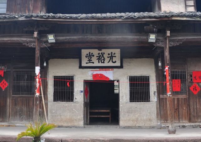 路的显著标志,昔日先祖泰伯三让权位,流芳百世;季札弃室而耕,延陵世泽