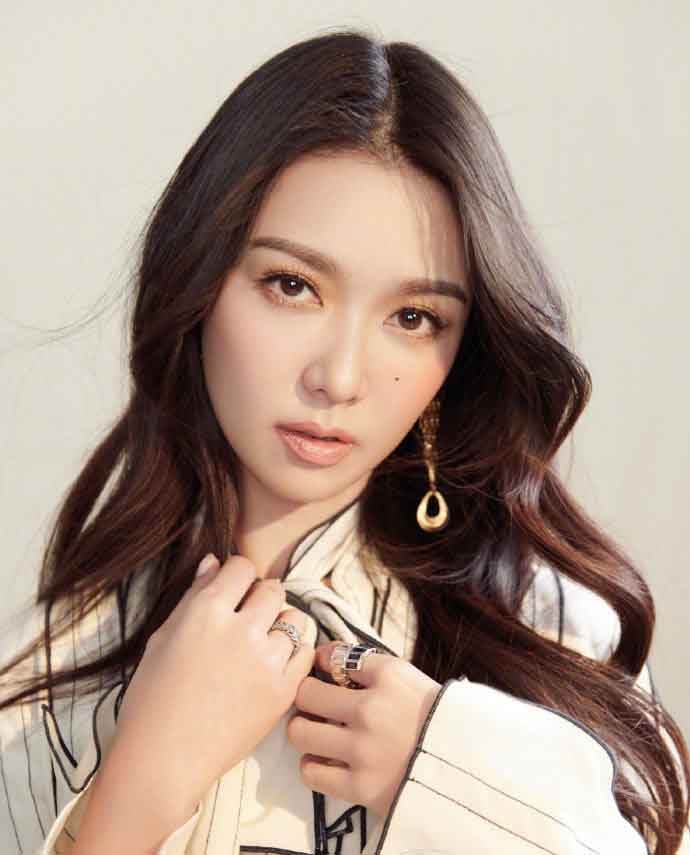 薛凯琪晒幼儿时期照片,并晒妈妈少女时期全家福,母女俩颜值都高!