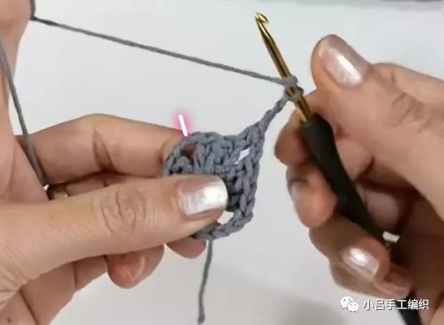 直接钩一个锁针,一个长针钩在开始的位置,看箭头.