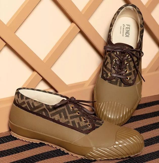 你们嘴里土气的"解放鞋",竟然被 fendi 玩出了花
