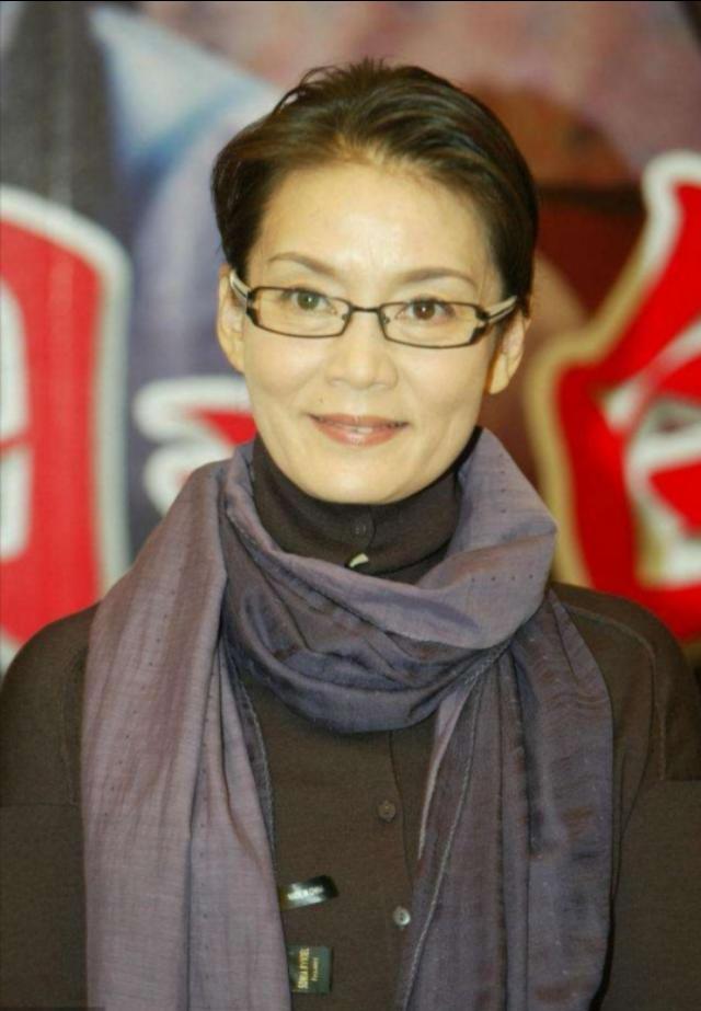 本身就长得挺好看的,不管多么近距离的,看潘红的脸蛋都觉得是无可挑剔