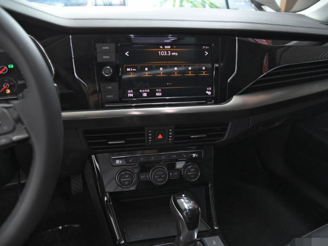 19款大众帕萨特测评,10.2英寸液晶屏够大气,加速很平稳