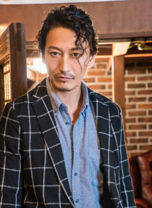 编剧是井上敏树,监督是佐川和夫,摄影师松村文雄,这些都是日本特摄圈