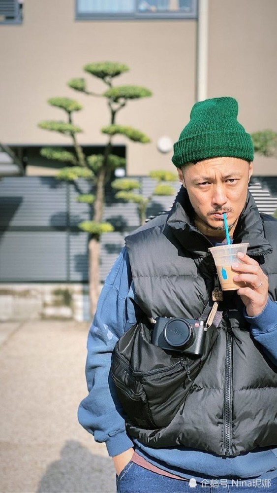 除了袁弘在机场戴过一次绿色的鸭舌帽其余都是女生戴的,这次余文乐一