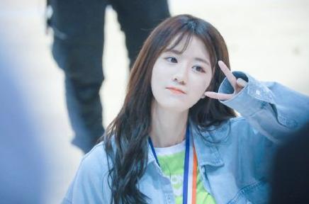 了,她在社交媒体上晒出三张受伤照,并配文"我的好朋友会和我吵架打架