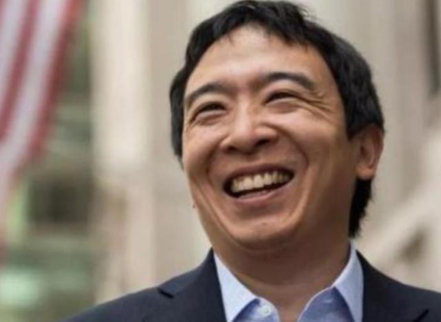 杨安泽|杨安泽抱怨后终参会发言很开心，鼓掌展示美国国旗，还批了民主党