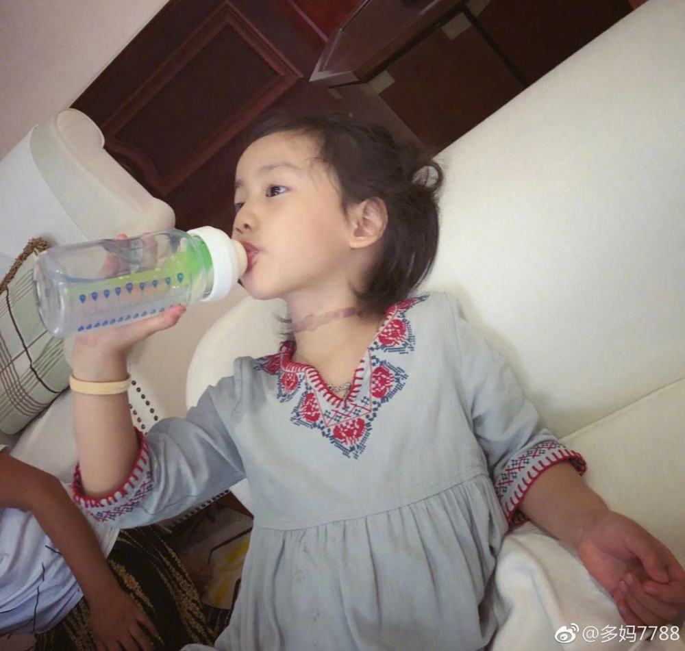 黄磊罕见分享小儿子日常多妹教弟弟做热身运动喊口号超可爱