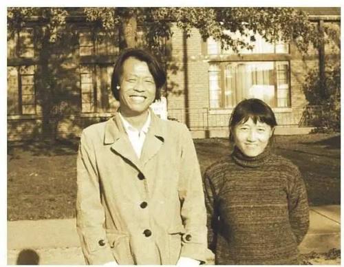 1980年中国第一性学专家李银河嫁给了还在读大二的王小波