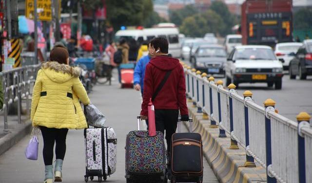 工厂辞职风暴老板哭了大批工人辞职回家双倍年终奖都留不住