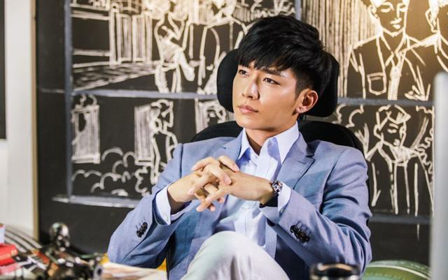 炎亚纶在80后的演员中,形象气质都可以算是不错了,通过《演员请就位》