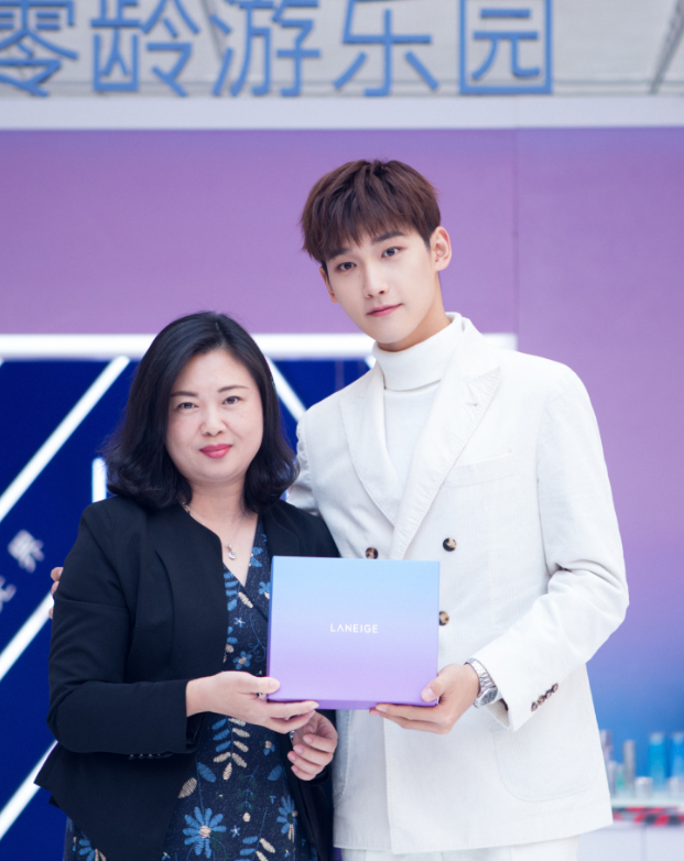 邢邵林帅气活动照,一身白色西装,优雅迷人