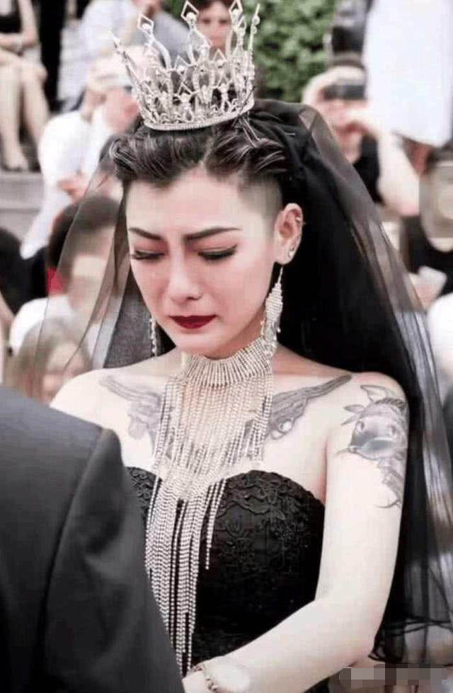 抖音上满身纹身身穿黑婚纱爆红的新娘如今模样令人认不出