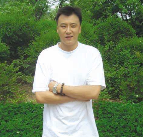 遇俊锴1976年生于黑龙江哈尔滨,他的篮球技术也是"童子功"了,从小便