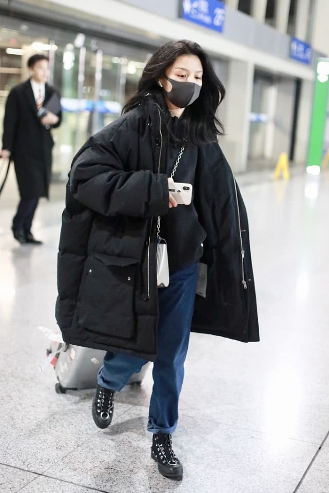 春夏潇洒走机场,连帽卫衣配廓形棉服,不用凹造型气质自然显现
