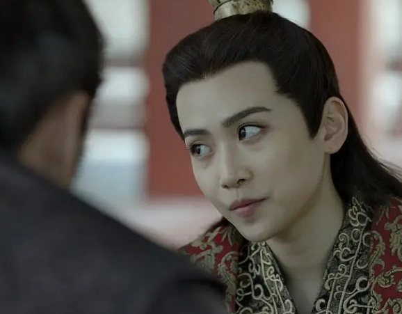 都说《庆余年》战豆豆没有女人味?当换上仙子裙后,瞬间陷入爱情