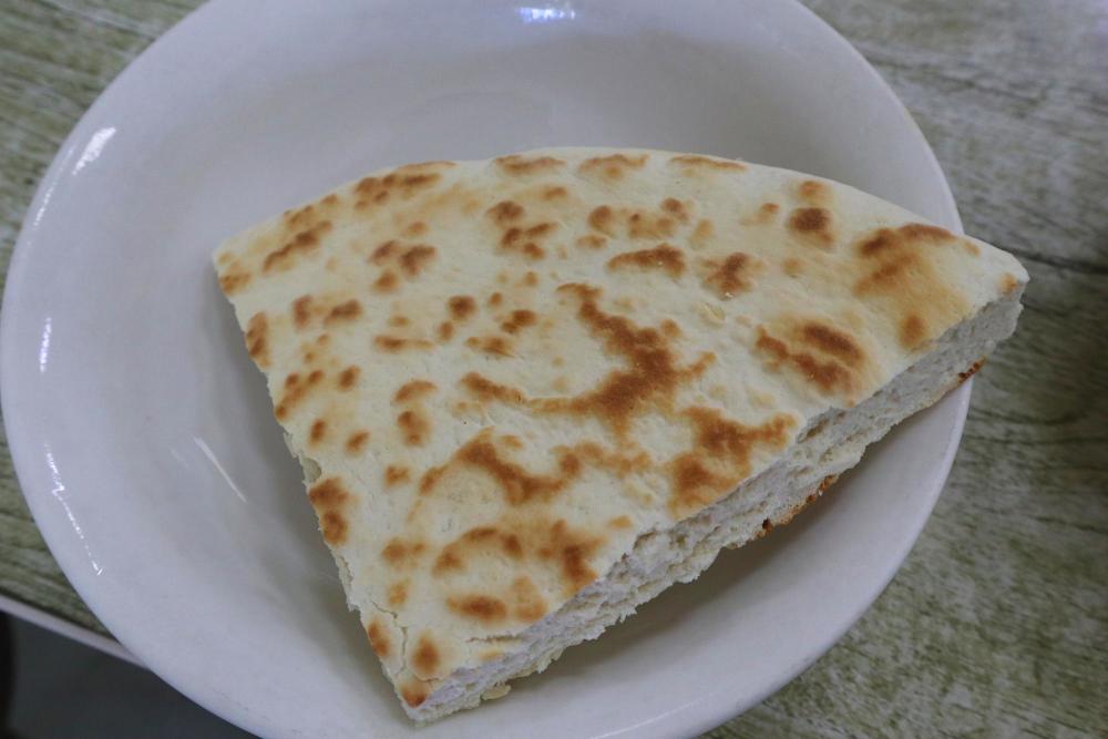 西安回坊里的肉丸糊辣汤,加一个坨坨馍,味道最西安