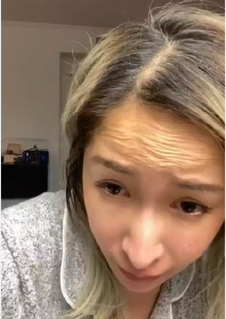 40岁萧亚轩素颜直播,额头皱纹尽显老态,和小16岁男友对比更显老