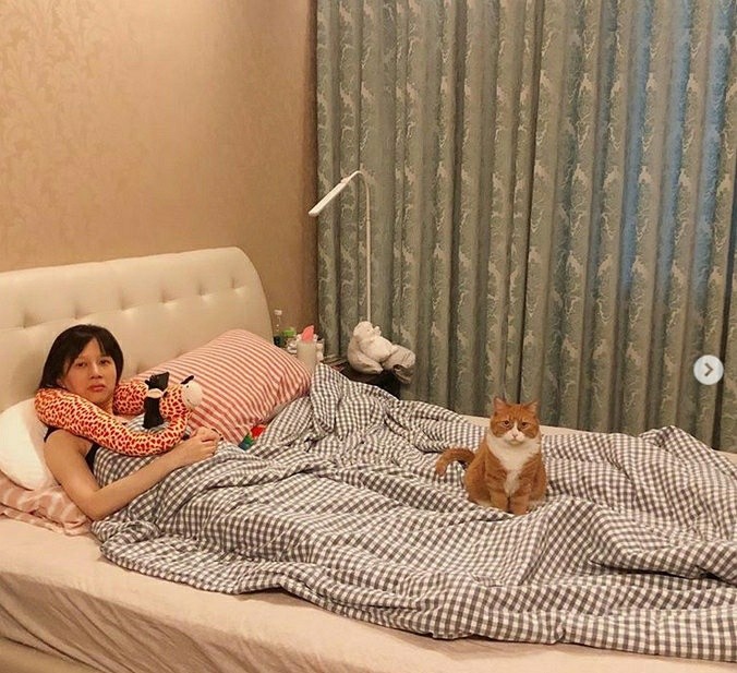 papi酱怀孕两月,孕肚已大到衣服都遮不住,这才是孕妈妈该有的样子